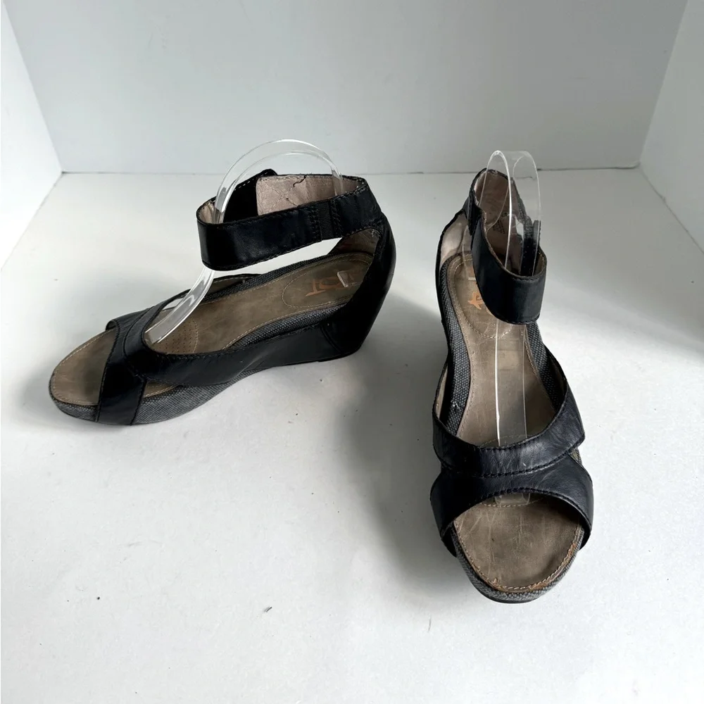 OTBT Hobart Wedge Sandals size 7.5 Black Leather Size 7.5 - Picture 3 of 13